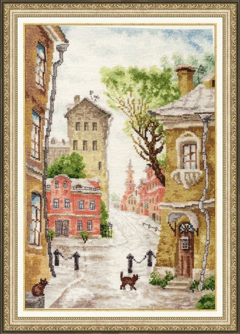 Kryželių rinkinys – miesto gatvės scena su dviem katėmis, šiltų rusvų ir raudonų tonų, auksinio rėmo, 40×30 cm