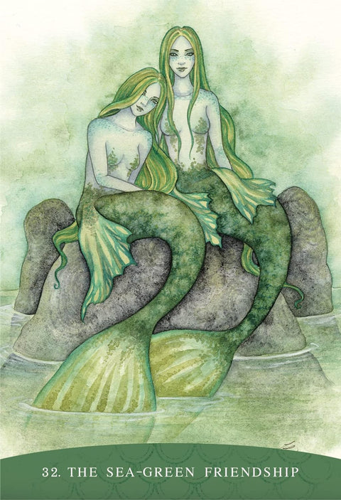 tarot korta The Sea‑Green Friendship: dvi žaliaplaukės undinės sėdi ant uolos, akcentuojantios artumą, harmoniją ir draugystę