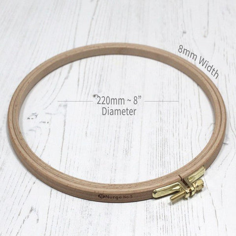 Siuvinėjimo lankelis 220 mm (8") skersmens, 8 mm pločio natūralaus medžio su reguliuojančia žalvarine spaude, matmenys pažymėti