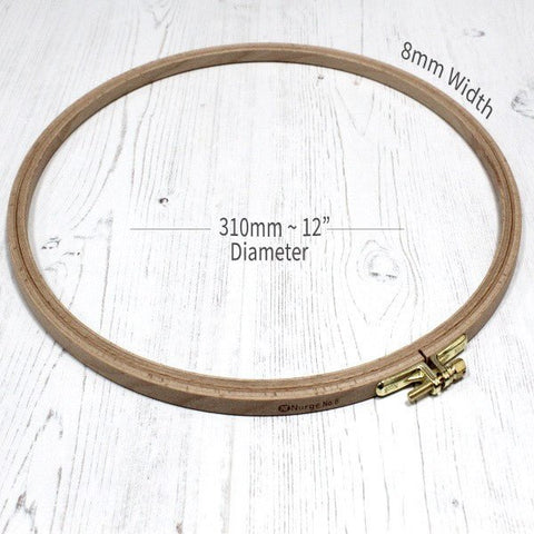 Siuvinėjimo lankelis 12" (310 mm) skersmens, natūralios medienos su 8 mm pločio žiedu ir metaline sagtimi, parodyti matmenys