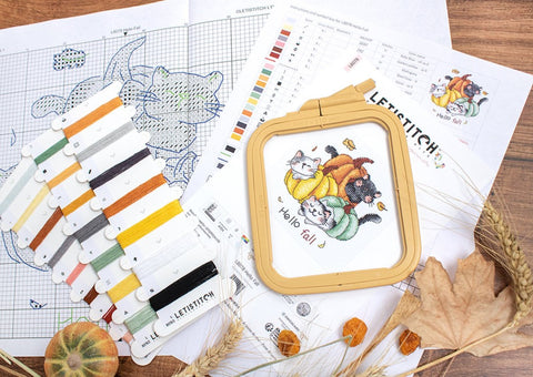 Siuvinėjimo rinkinys Letistitch su rudens tematikos katinais, siūlų kortele ir geltonu rėmeliu nuotraukoje
