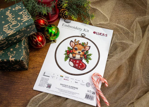 Siuvinėjimo rinkinys Lucas 'Santa's Surprise' – kalėdinis elniukas kojinėje, komplekte lankelis ir siuvimo schema