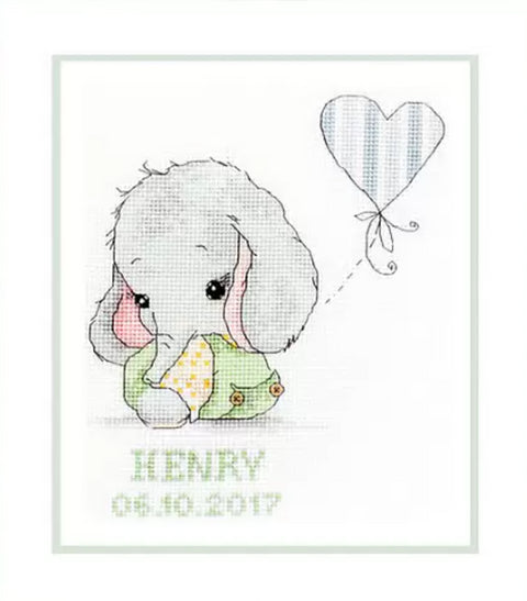 Siuvinėtas sienų paveikslas su švelniu pilku drambliuku ir žaliu pledeliu, personalizuotas HENRY su data 05.10.2017