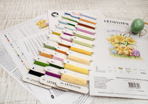 Kryželių siuvinėjimo rinkinys Letistitch su 20+ spalvų mulina siūlų kortele ir komplekto schema „Three Chicks“ matomas eskizas ir etiketės