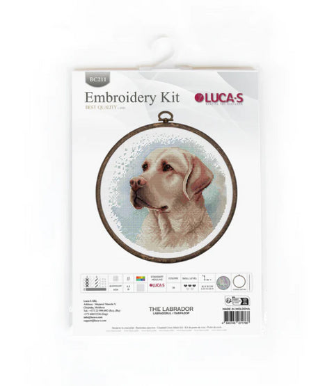Siuvinėjimo rinkinys Labradoras LUCA‑S, baltame pakuotės lape su smėlio spalvos labradoro motyvu užbaigtame lankelyje