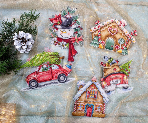 Kalėdiniai aplikacijos rinkinys su raudonu automobiliu, sniego senio, dviem imbieriniais nameliais ir eglutės dekoracija — 5 vnt.