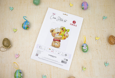 kryželių rinkinys LUCA‑S Surprise Egg ant stalo, pakuotės priekinė dalis su meškiuku ir Velykų dekoracijomis
