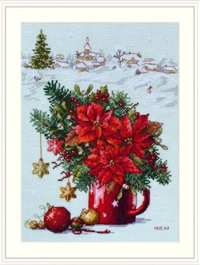 Kalėdinė kompozicija raudoname puodelyje su poinsettia žiedais, pušų žaluma ir blizgančiais žaisliukais, snieguotas kaimelis fone