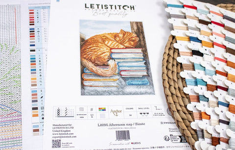 kryželių rinkinys Letistitch su oranžiniu miegančiu katinu ant knygų, komplektuotais spalvotais siūlais ir schema