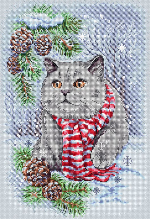 Kryželių siuvinėjimo rinkinys su pilka katė, raudonai‑baltu šaliku ir pušų kankorėžiais snieguotame fone, 30×40 cm