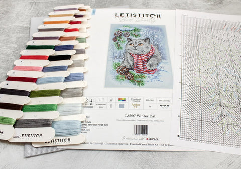 Siuvinėjimo rinkinys Letistitch Winter Cat su spalvotais siūlų kortelėmis, audiniu ir detaliu kryželių grafiku