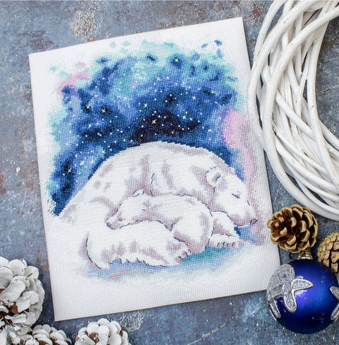 Kryželių rinkinys su miegantys baltųjų lokių motyvais ir žvaigždėtu mėlynu fonu, 20×25 cm, šventinei vitrinai
