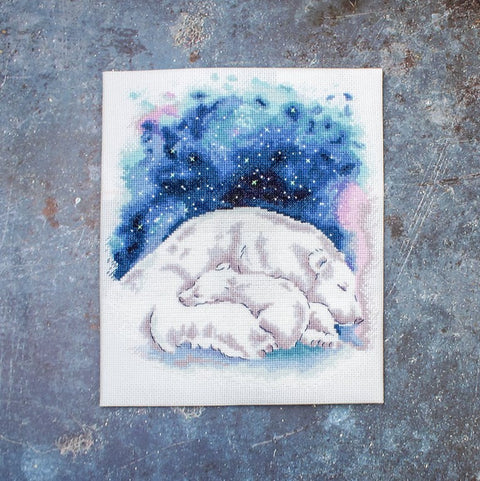 kryželiu siuvinėjimo rinkinys baigtas: baltų ledinių lokių kompozicija su tamsiai mėlynu žvaigždėtu fonu, 30×30 cm