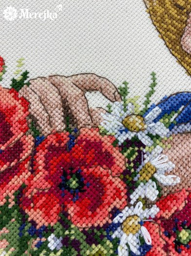 Kryželių siuvinėjimas su ryškiomis aguonomis ir ramunėmis, rankų darbo siūlių ir spalvų detalė artimam apžiūrimui