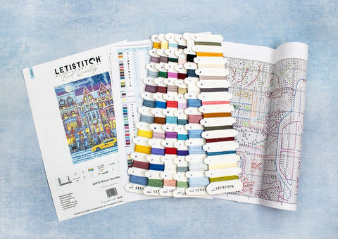 Siuvinėjimo rinkinys Letistitch su plačiai išskleista schema ir spalvotomis siūlų kortelėmis, matomas iš viršaus