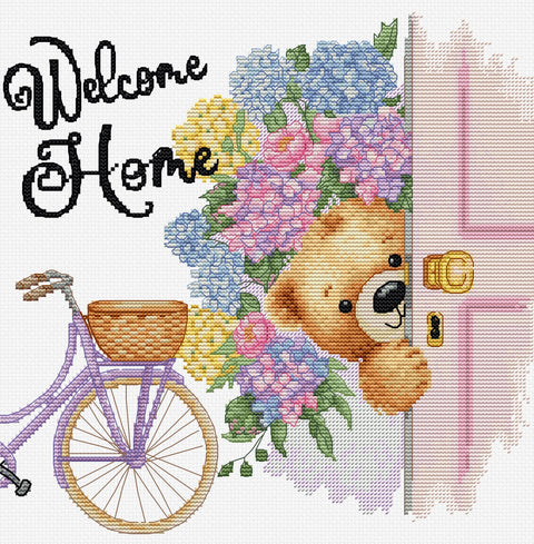 Kryželių schema: sveikinimo Welcome Home dizainas su meškiuku už durų, violetiniu dviračiu ir pastelinių hortenzijų puokšte