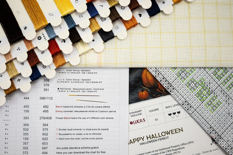 Siuvinėjimo rinkinys su daugiabareviais siūlais, Aida drobe ir Halloween moliūgų raštu bei detalia kryželių schema