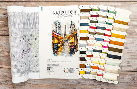 Siuvinėjimo rinkinys Letistitch Paris, atverstas modelio žemėlapis kairėje ir spalvotų siūlų kortelės su numeriais dešinėje