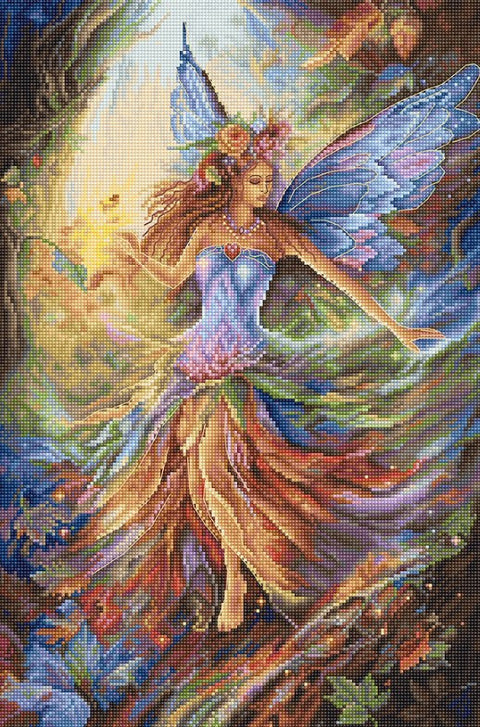 Fėjos paveikslas diamond painting, visa figūra su mėlynais sparnais ir spalvota sijona miško fone