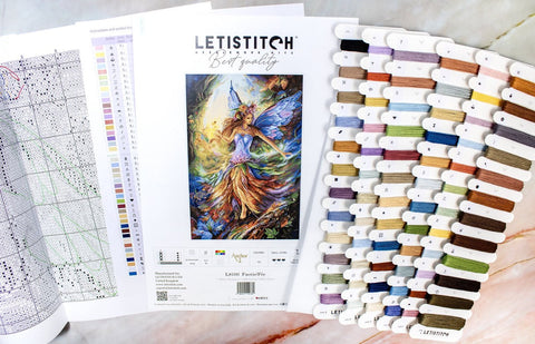 Kryželių rinkinys Letistitch su fėjos piešiniu, atversta schema ir 60 daugiaspalvių siūlų kortelių iš viršaus