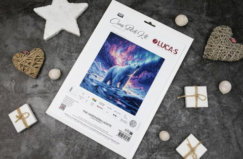 Diamond painting rinkinys LUCA·S su ryškiu poliarinio lokio A4 motyvu, plokščiai atidėtas ant tamsaus fono su dovanų dekoracijomis