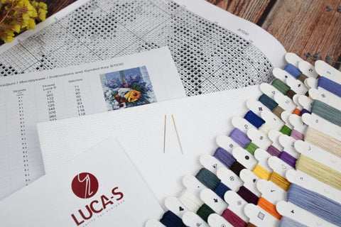 Siuvinėjimo rinkinys LUCA‑S su spalvotais siūlais ant Aida audinio, dygsnių schema ir dviem adatomis