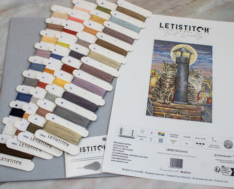 Kryželių rinkinys Letistitch su pilka Aida, spalvotais siūlais ant kortelių ir modelio schema „Romance“ su katėmis