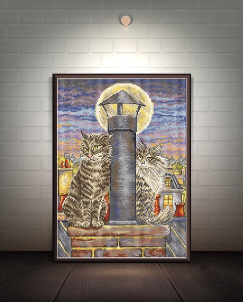 Deimantinė mozaika dviejų pilkų kačių ant kaminėlio prie pilnaties, įrėminta ir apšviesta vakarinio miesto fone