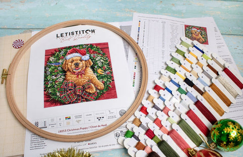 Kryželių rinkinys Letistitch su mediniu lankeliu, spalvotomis siūlų kortelėmis ir Kalėdų šuniuko raštu