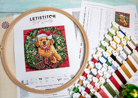 Kryželių rinkinys Letistitch Christmas Puppy su mediniu lankeliu, daugiaspalvėmis siūlų kortelėmis ir siūlų schema
