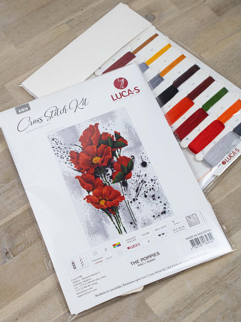 Kryželių siuvinėjimo rinkinys Lucas‑S The Poppies su ryškiomis raudonomis aguonomis ir išdėstytais spalvotais siūlais pakavime