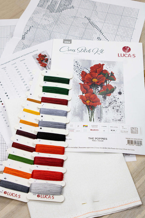 Kryželių rinkinys LUCA-S The Poppies su raudonų aguonų piešiniu, spalvotomis siūlų kortelėmis ir schemos lapu, rodantis komplektą