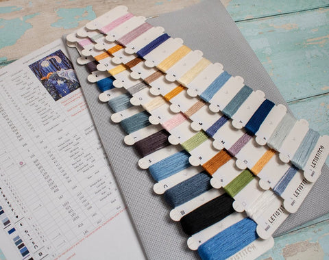 Siuvinėjimo siūlai LETISTITCH spalvų kortelėje su Aida audiniu ir modelio lentele – 30 įvairių atspalvių
