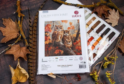 Kryželių rinkinys LUCA-S The Owls Family su įpakavimu ir pridedama siūlų palete, rudeniškų rudų ir oranžinių atspalvių