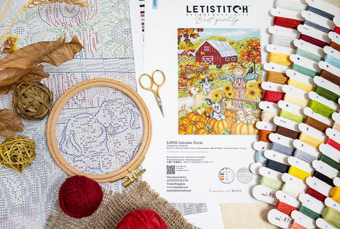 Kryželių rinkinys Letistitch „Autumn Farm“ su mediniu lankeliu, daliniu šuns kontūru ir spalvotomis siūlų kortelėmis