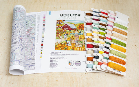 Kryželių rinkinys Letistitch Autumn Farm su spalvotomis siūlų kortelėmis ir sulankstyta schema, rodoma visa siūlų paletė