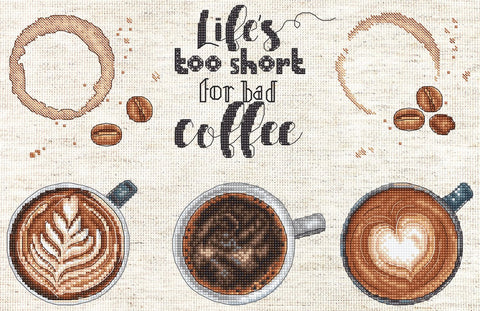kavos puodelis — trijų variantų komplektas, iš viršaus: latte su lapu, juoda espresso ir latte su širdimi, dekoruota pupelėmis