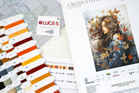 Kryželių rinkinys Luca‑S su spalvotais siūlais ant kortelių, Aida audiniu ir drugelių motyvo schema iš viršaus
