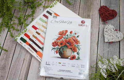 Siuvinėjimo rinkinys LUCA‑S "Summer Rubies" su aguonėlių puokšte ant viršelio ir įdėtais siūlais kortelėje