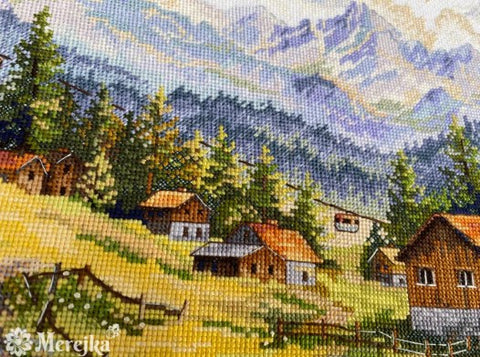 Siuvinėtas paveikslas Merejka – detalus artimas planas alpiško kaimo scena su geltonai‑žaliomis ir rudos tonų siūlėmis