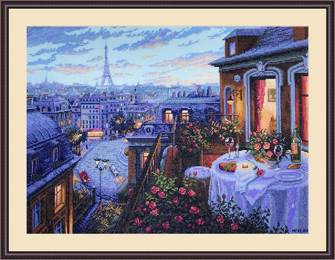 Siuvinėtas paveikslas Paryžiaus balkonas, rėminis 40×30 cm, mėlyno‑rožinė paletė, vakaro panorama su Eifelio bokštu