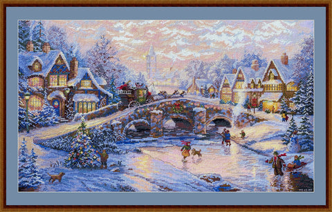 Kryželiu siuvinėtas paveikslas žieminė kaimo panorama su akmens tiltu, apšviestais namais ir ledo čiuožykla, 70×50 cm
