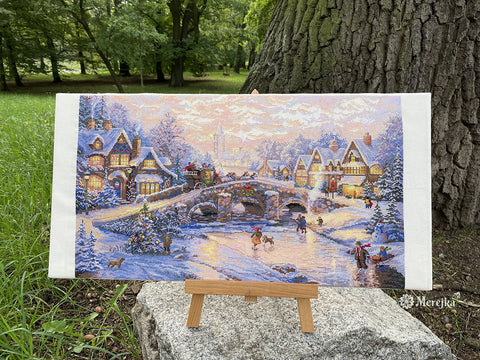 Kryželių rinkinys Merejka: baigtinis žiemos kaimo paveikslas ant drobės, 40×20 cm, eksponuotas ant mažo stovo lauke