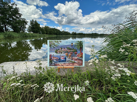 Siuvinėjimo paveikslas Merejka, 30×24 cm, jūros motyvas su valtimi ant mažo stovo prie ežero, rodo realų dydį ir spalvas