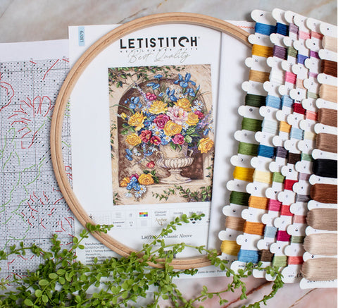 kryželių siuvinėjimo rinkinys Letistitch su mediniu lankeliu ir spalvotomis siūlų kortelėmis, parodytas iš viršaus