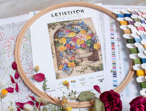 Siuvinėjimo rinkinys LETISTITCH daugiaspalvė gėlių kompozicija su mediniu lankeliu, siūlų kortelėmis ir schema