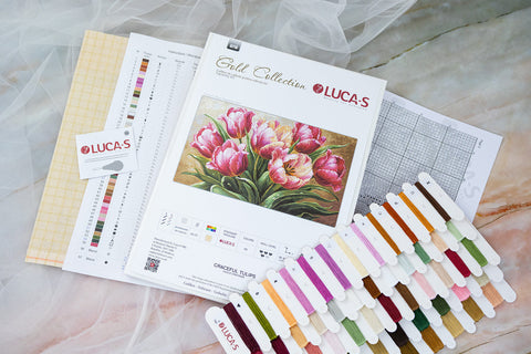 Siuvinėjimo rinkinys LUCA‑S „Graceful Tulips“ su tulpių raštu, spalvotomis siūlų kortelėmis ir žymėtu drobės šablonu iš viršaus