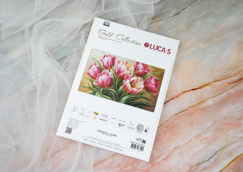 Gobelenas LUCA-S Graceful Tulips baltame dėkle su ryškiomis rožinėmis tulpėmis, komplekto pakuotė ir matmenys 35×20 cm