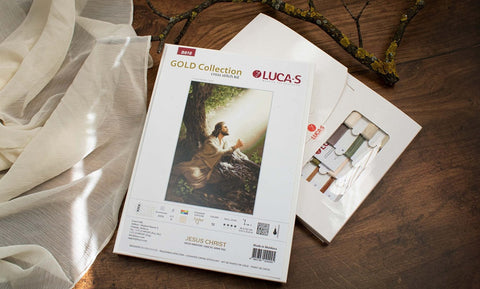 Kryželių rinkinys LUCA‑S Gold Collection Jesus Christ – komplekte siūlai, Aida audinys ir instrukcija, pakuotė parodyta iš viršaus