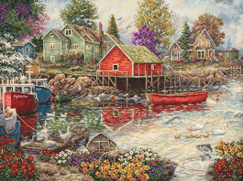paveikslas uosto scena 60x40 cm su raudonu nameliu, žvejų valtimis ir gėlių pakrante, detalių siuvinėjimo tekstūra